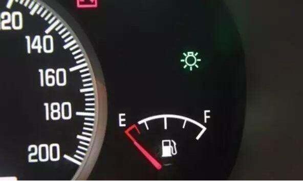 汽车油表怎么看 油表上指针指在红色区域代表快没油了