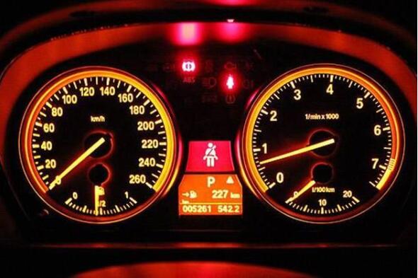 转速表怎么看 指针指数乘以单位就是汽车的转速