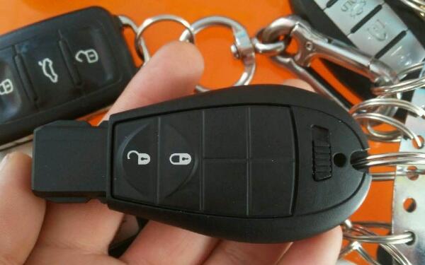jeep自由光的钥匙电池没电了怎么办,jeep自由光遥控钥匙失灵