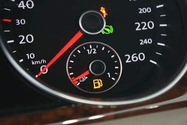汽车油表怎么看，通过指针和刻度来看当前油量
