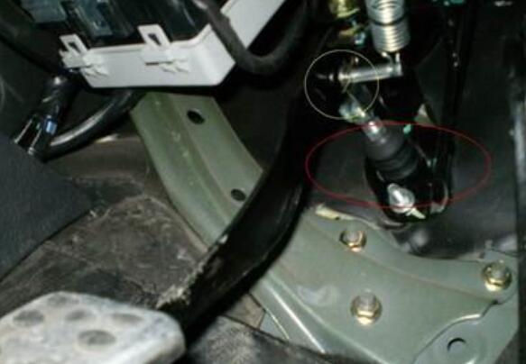 汽车离合器有吱吱声音，说明润滑不够缺油或分离轴承损坏