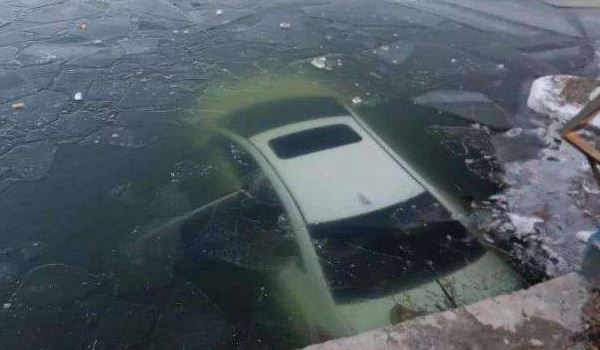 车掉进水里如何自救
