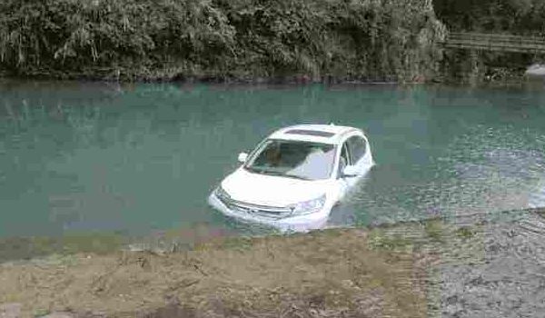 车掉进水里如何自救