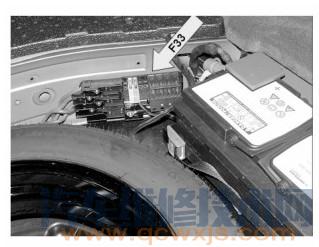 奔驰E240仪表蓄电池灯报警