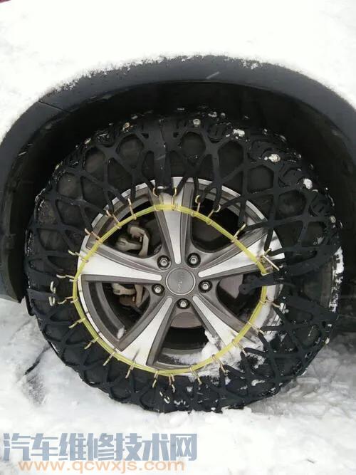 下雪天开车上坡打滑怎么办？