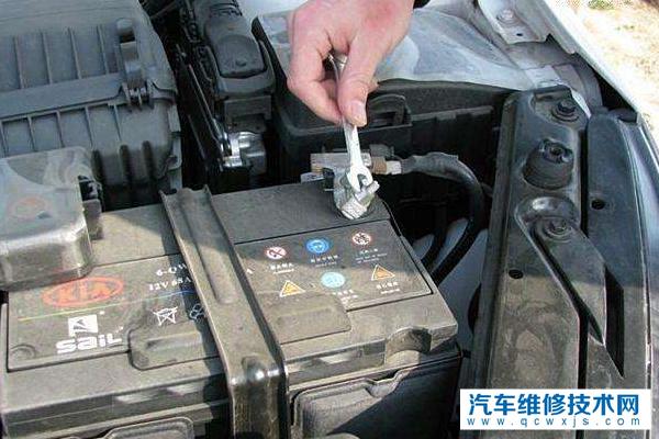 汽车拆电池负极，但没锁全车门可以吗？还会不会跑电？