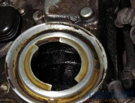 发动机机油盖渗油 很多车都有的现象怎么回事？