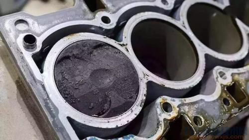 发动机机油盖渗油 很多车都有的现象怎么回事？