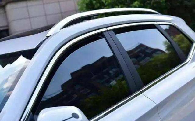 夏天有些人停车时把车窗留个小缝，这有什么作用？