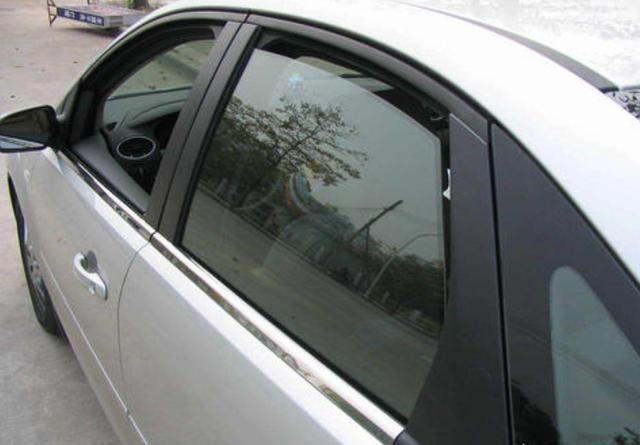 夏天有些人停车时把车窗留个小缝，这有什么作用？