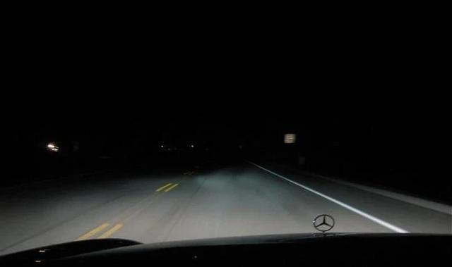 夜间跑高速，后车一直开远光灯，你会怎么解决？你有没有碰到过这种情况？