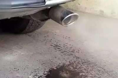 车子刚做完保养，但着车后排气管冒白烟且滴水是什么问题？
