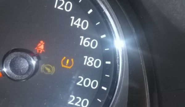 车辆仪表盘上的故障灯是什么意思