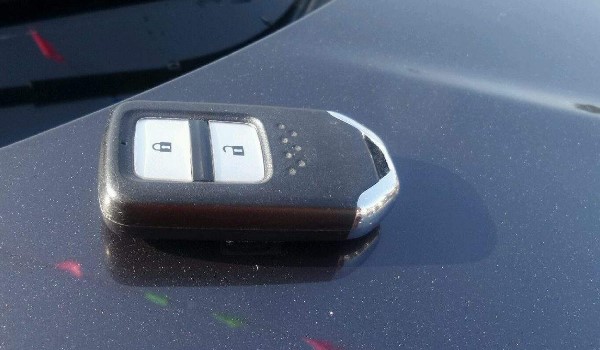 可以把备用钥匙放在车辆上吗