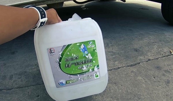 汽车尿素是加在油箱里吗