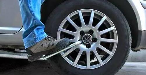 大众凌渡轮胎尺寸是多少，凌渡轮胎怎么更换