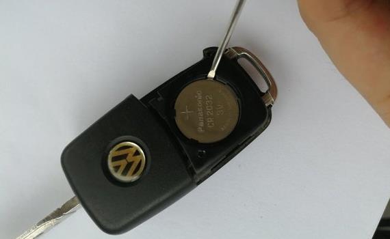 大众高尔夫车钥匙有什么功能，高尔夫车钥匙怎么更换电池