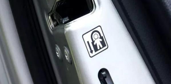 拨动式儿童安全锁通过拨动拨片的位置是在哪里，高尔夫儿童安全座椅怎么安装