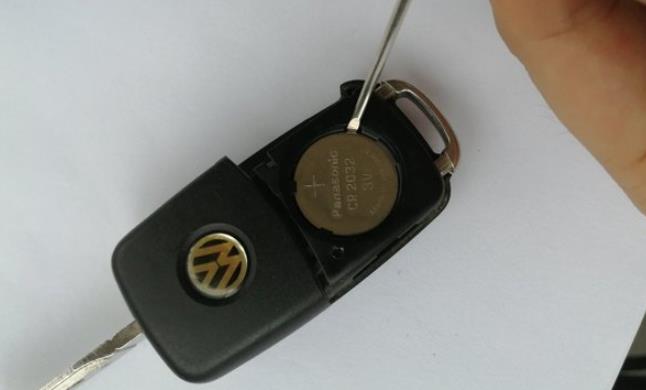 大众迈腾钥匙隐藏功能有哪些，迈腾车钥匙电池如何更换